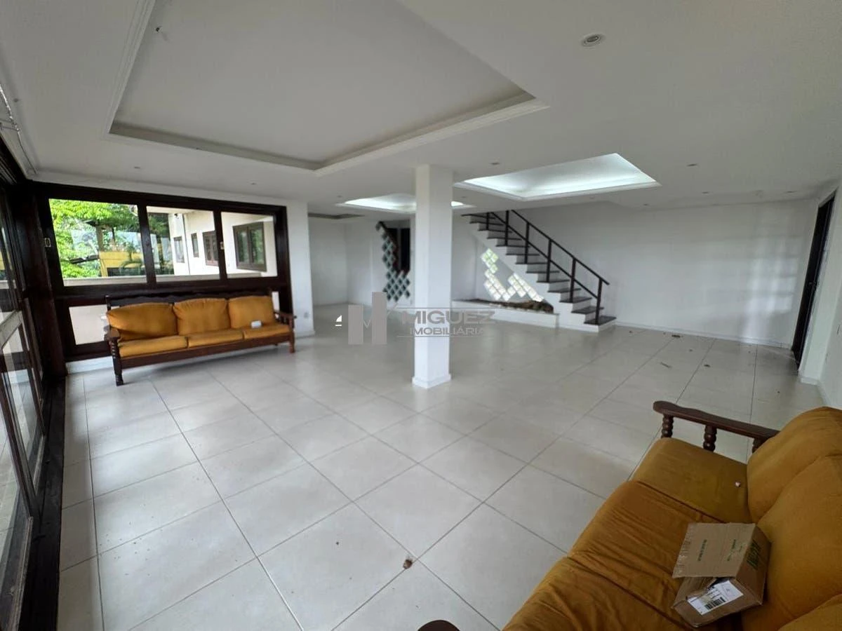 Water view in a 4-bedroom house, 340 m²