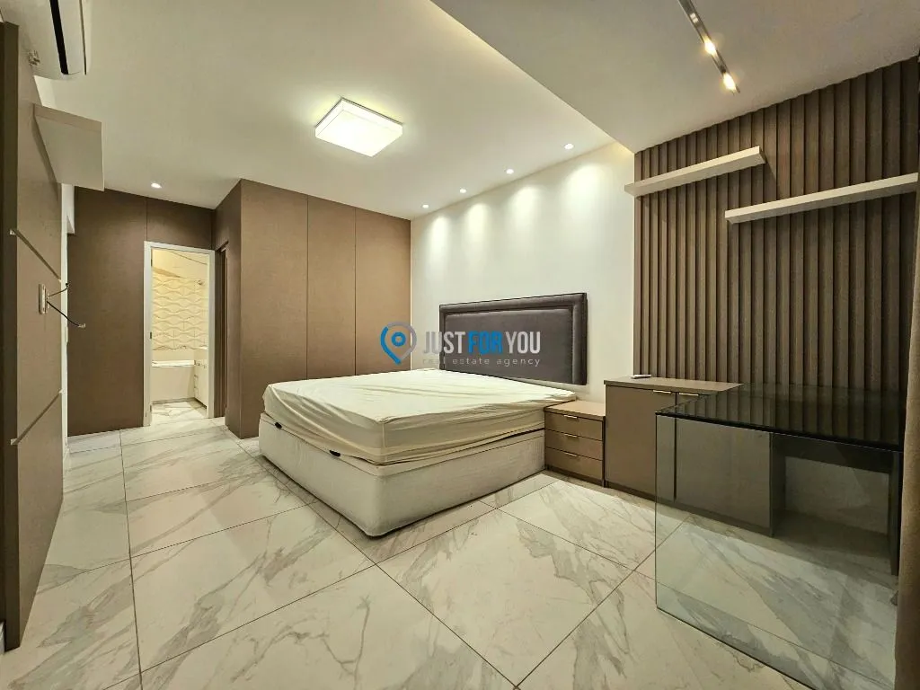 Floor-to-ceiling windows in a 3-bedroom apartment, 250 m² — photo 8