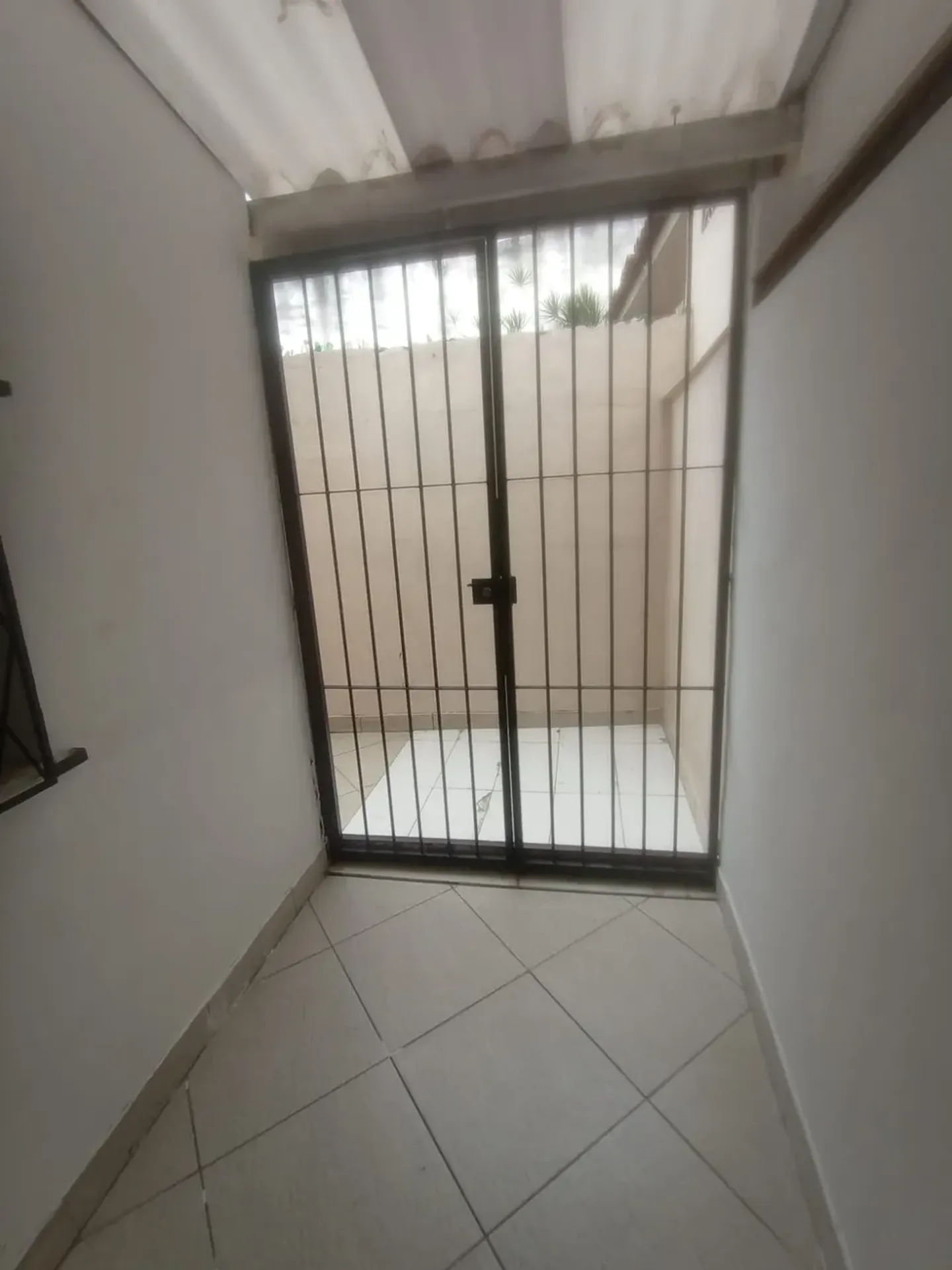 Casa de vila com 2 quartos e banheiro com box de vidro — photo 21