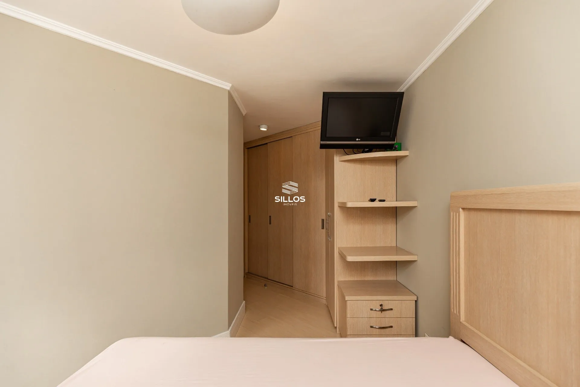 121 m² apartment with a glass-enclosed balcony and a bathtub — photo 44