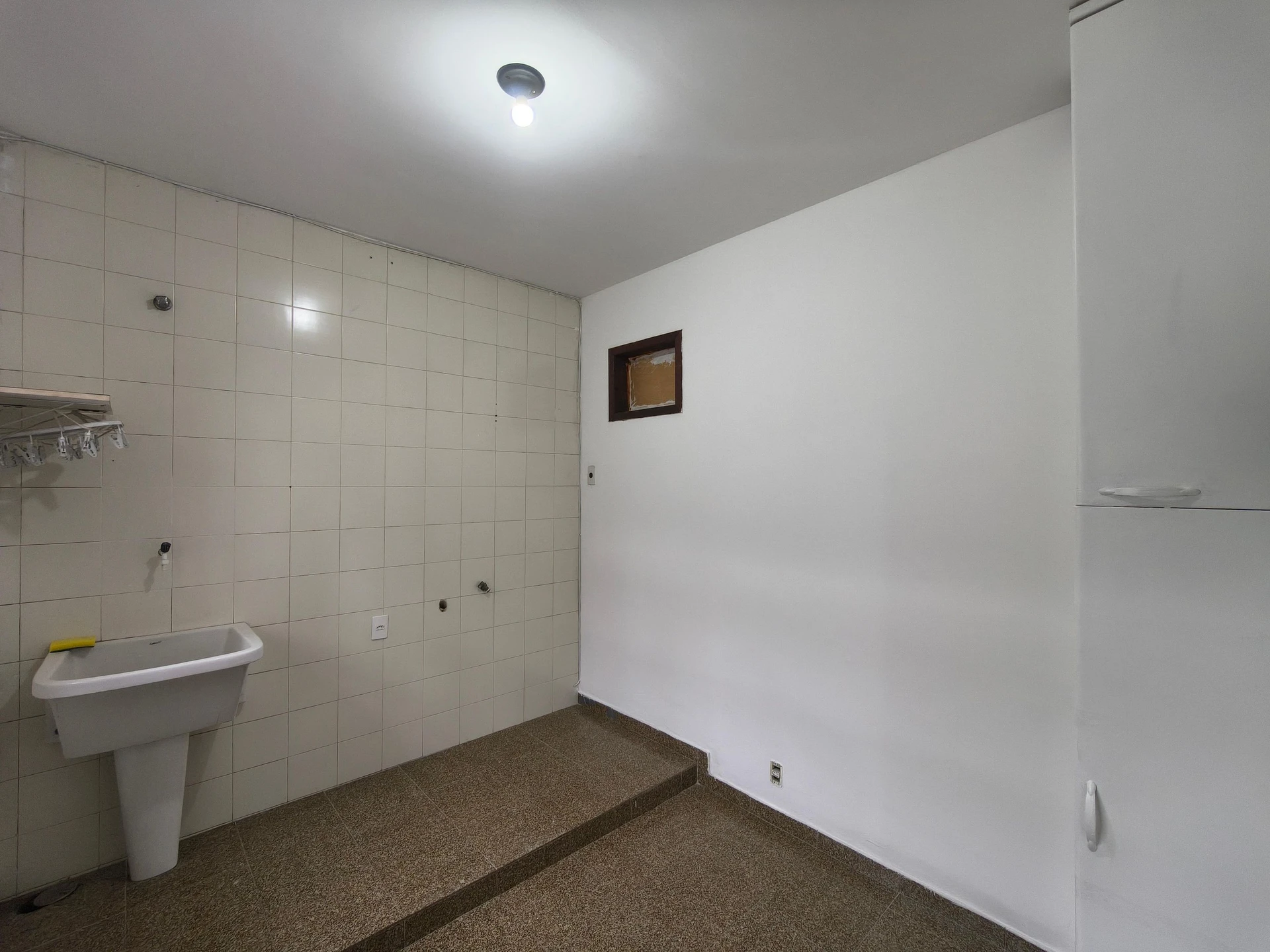 House with 3 bedrooms and an enclosed balcony — photo 8