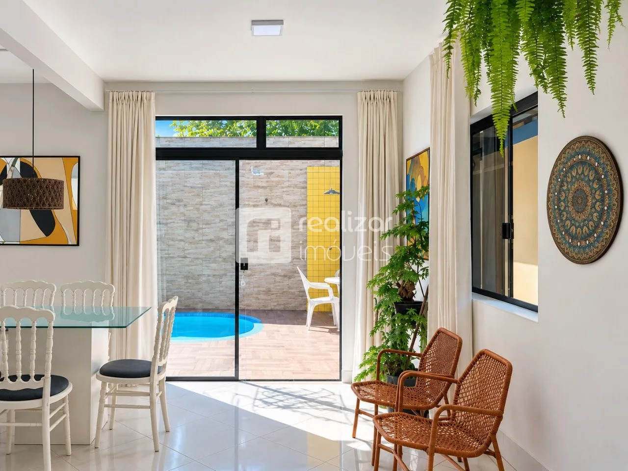 Balcony with a grill in a 5-bedroom house, 204 m² — photo 6