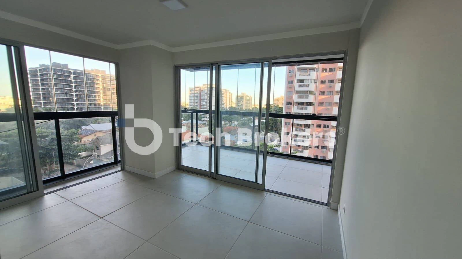 Glass-enclosed balcony in a 3-bedroom apartment, 105 m² — photo 9