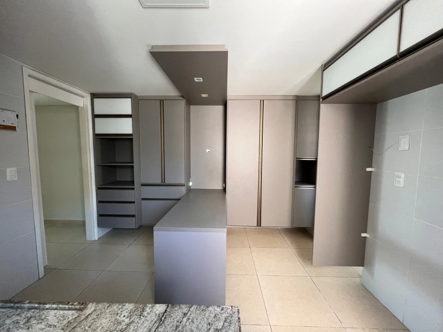 4-bedroom apartment in a building with a gym — photo 6