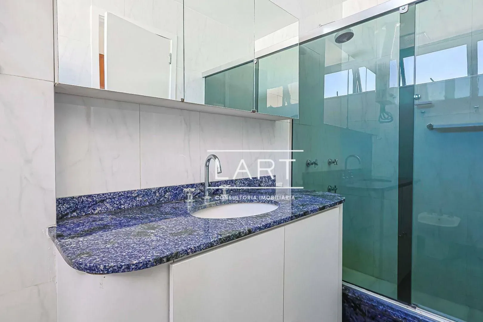4-bedroom apartment with balcony and 227 m² — photo 24