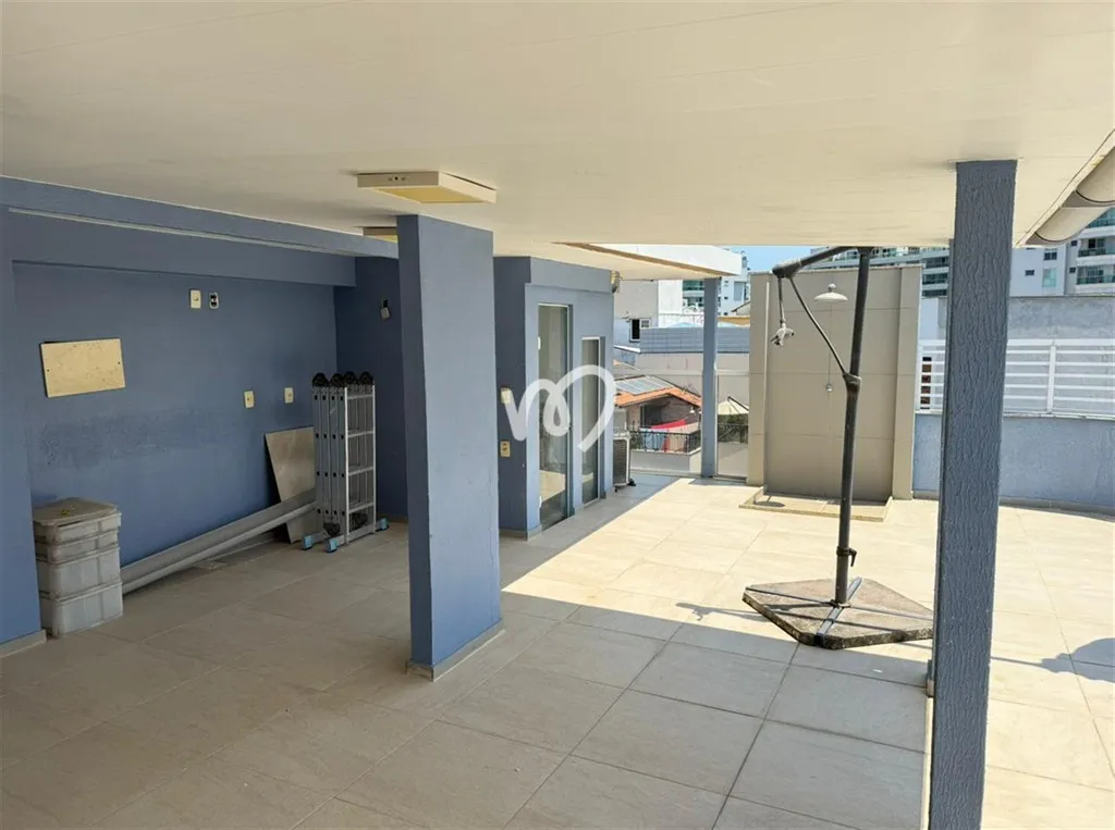 Balcony with a grill in a 5-bedroom house, 280 m² — photo 32