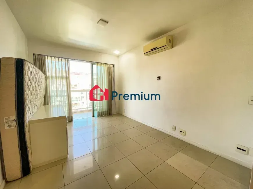 Home office in a 3-bedroom apartment, 200 m² — photo 13