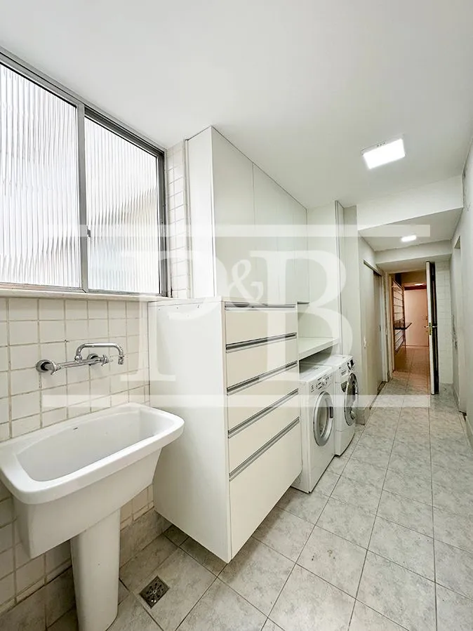 3-bedroom apartment with 220 m² and laundry area — photo 33