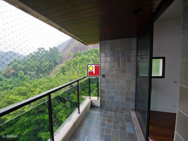 4-bedroom apartment with a glass-enclosed balcony — photo 18