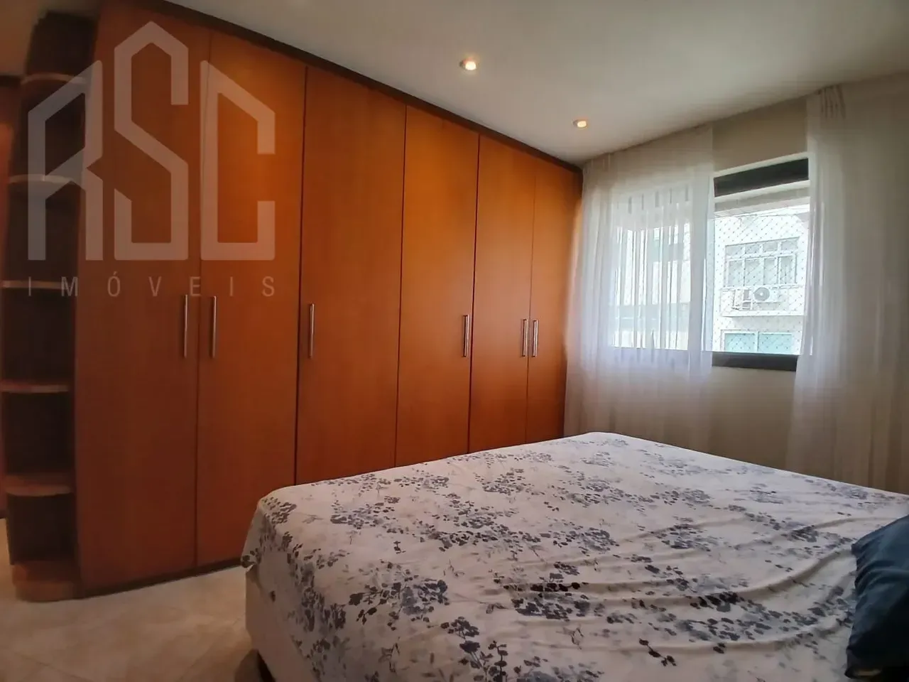 Balcony with a grill in a 2-bedroom apartment, 153 m² — photo 31
