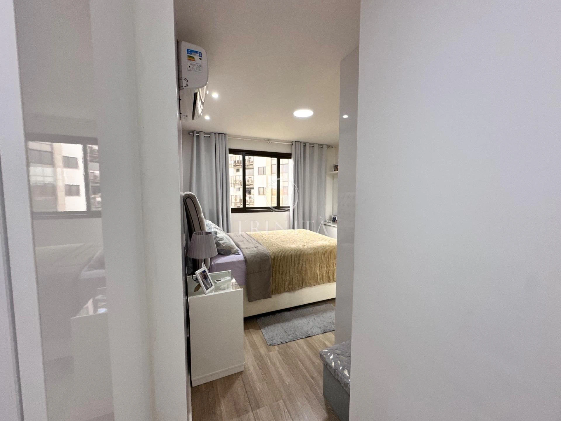 Furnished 3-suite apartment with a gas open-plan kitchen — photo 28