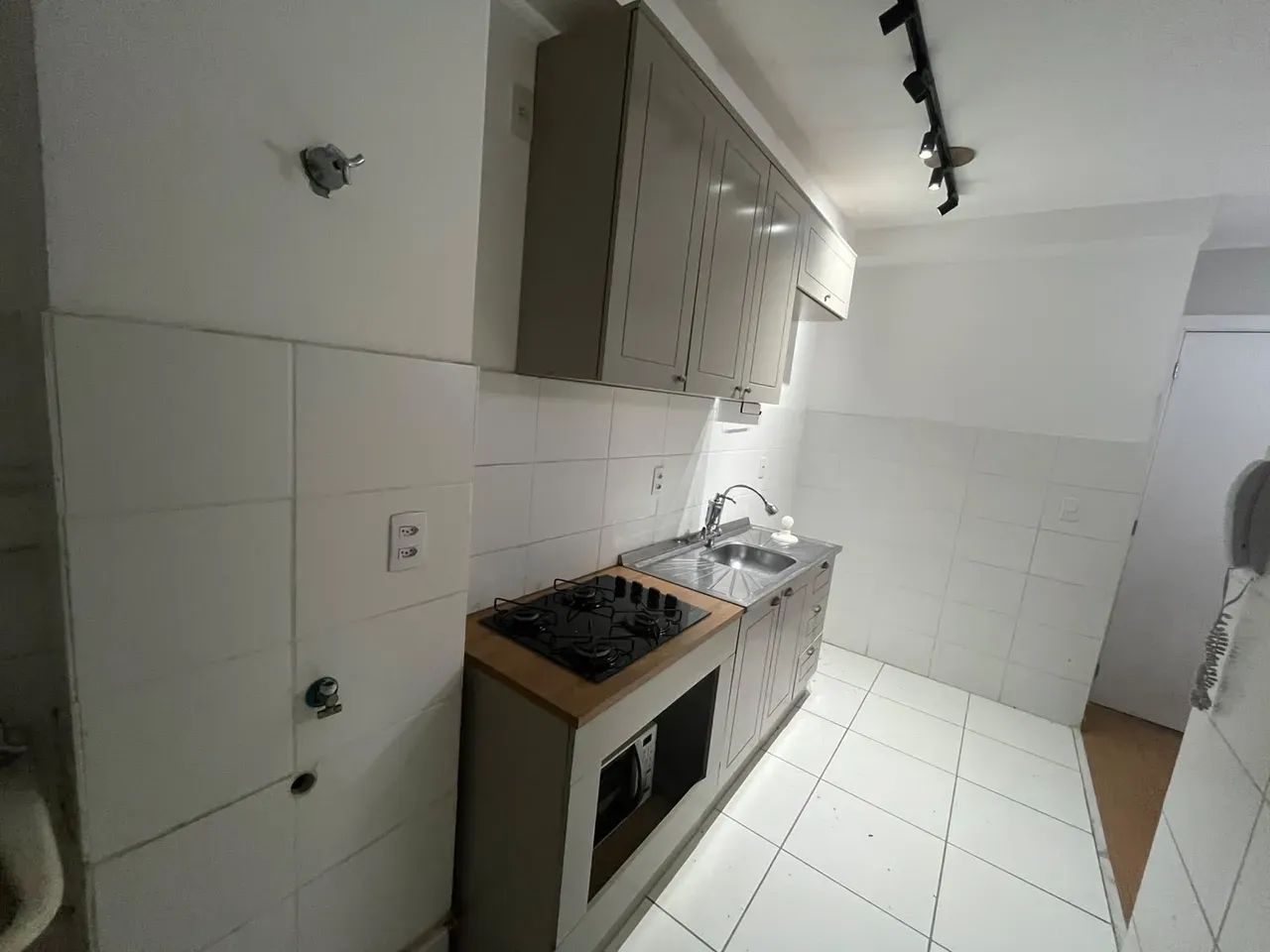 2-bedroom apartment in a building with a gym — photo 15