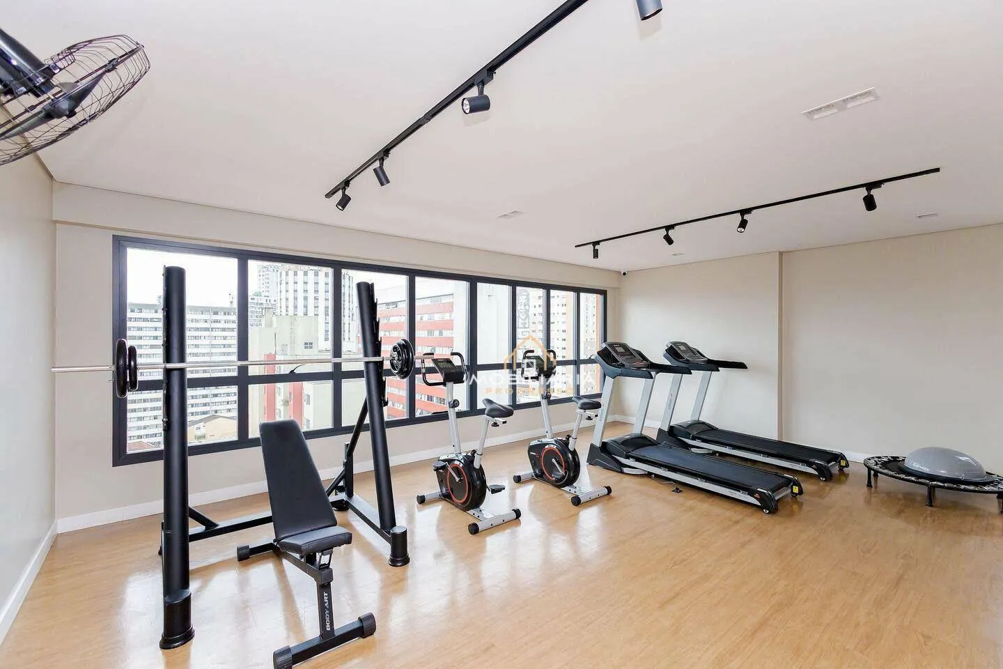 One-bedroom apartment in a building with a coworking space — photo 31
