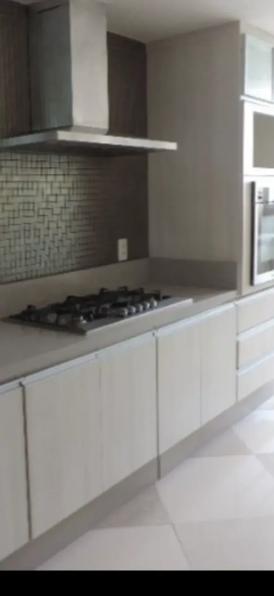 4 quartos e janelas do piso ao teto: apartamento de 300 m²
