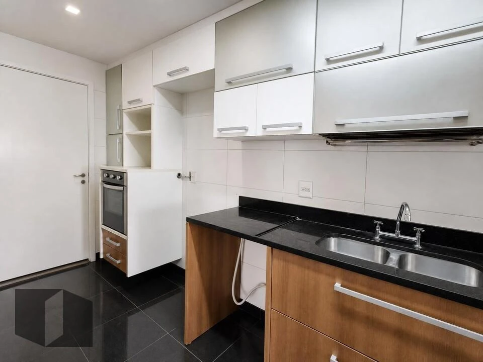Walk-in closet in a 3-bedroom apartment, 122 m² — photo 8