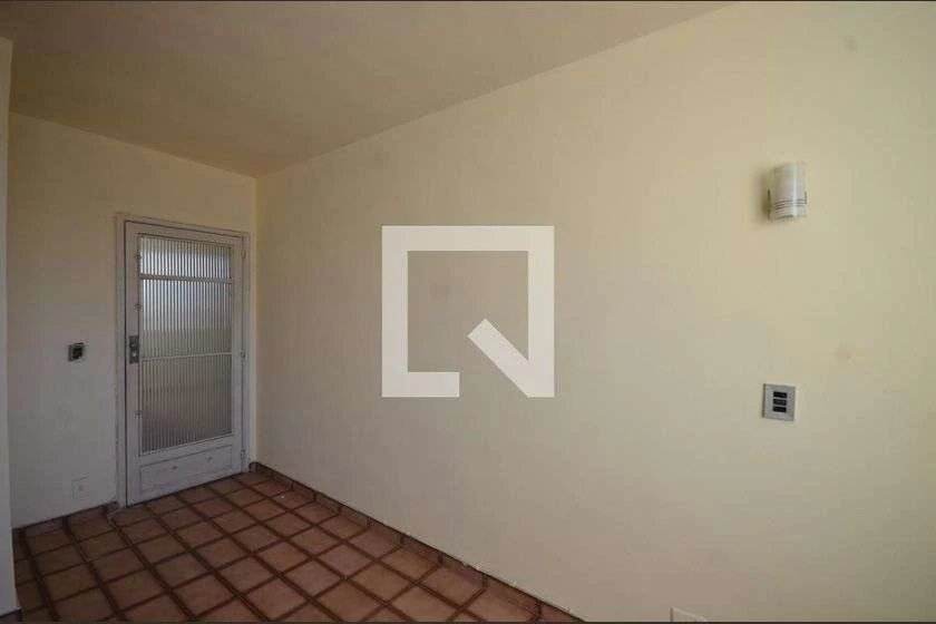 Apartamento com 2 quartos e box de vidro no banheiro — photo 13
