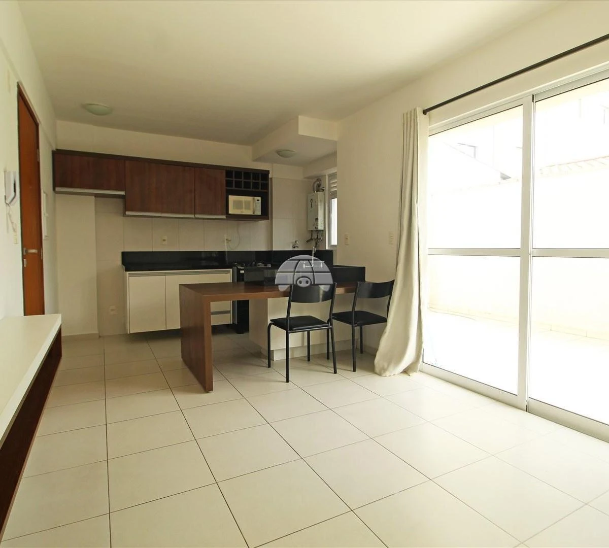 Apartamento de 1 quarto com máquina de lavar e cozinha aberta