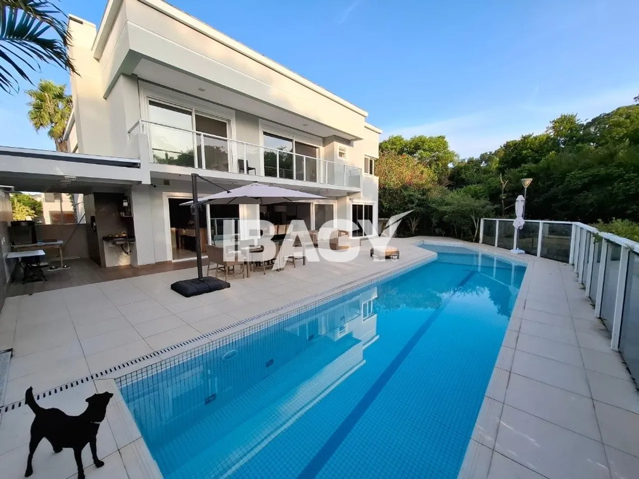 House with 5 bedrooms and 5 bathrooms plus laundry area