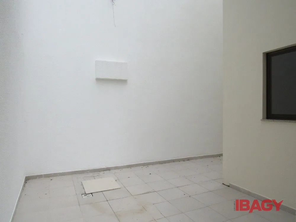 Unfurnished 1-bedroom apartment with 54 m² — photo 17