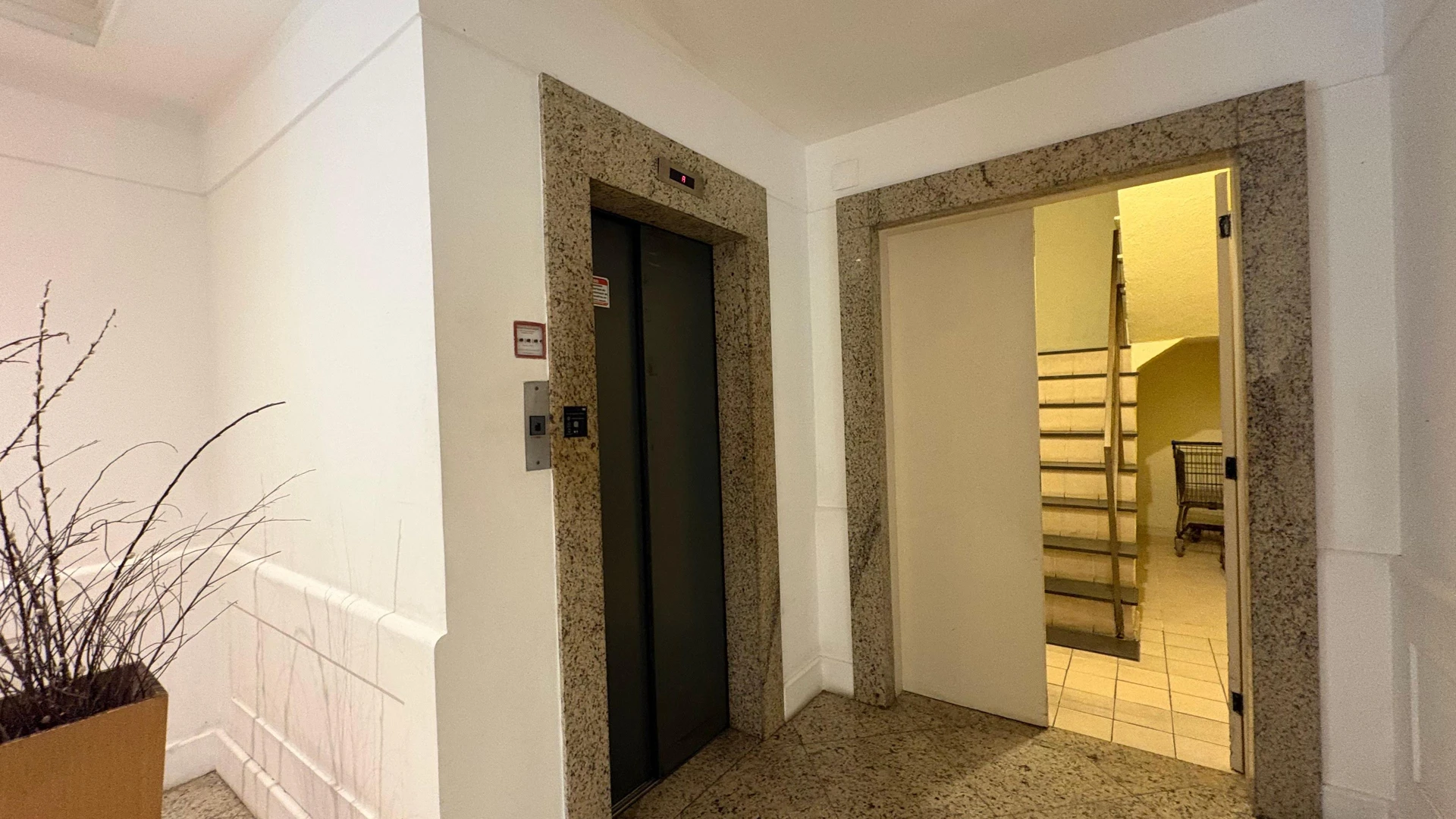 Glass-enclosed balcony in a 3-bedroom apartment, 120 m² — photo 27