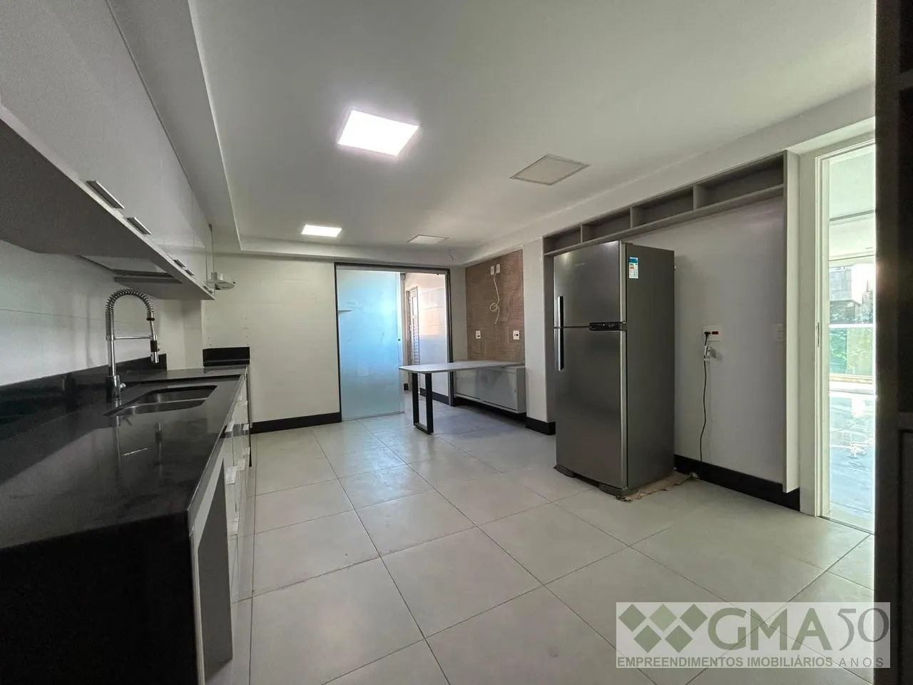Unfurnished 3-bedroom apartment with a closed kitchen — photo 2