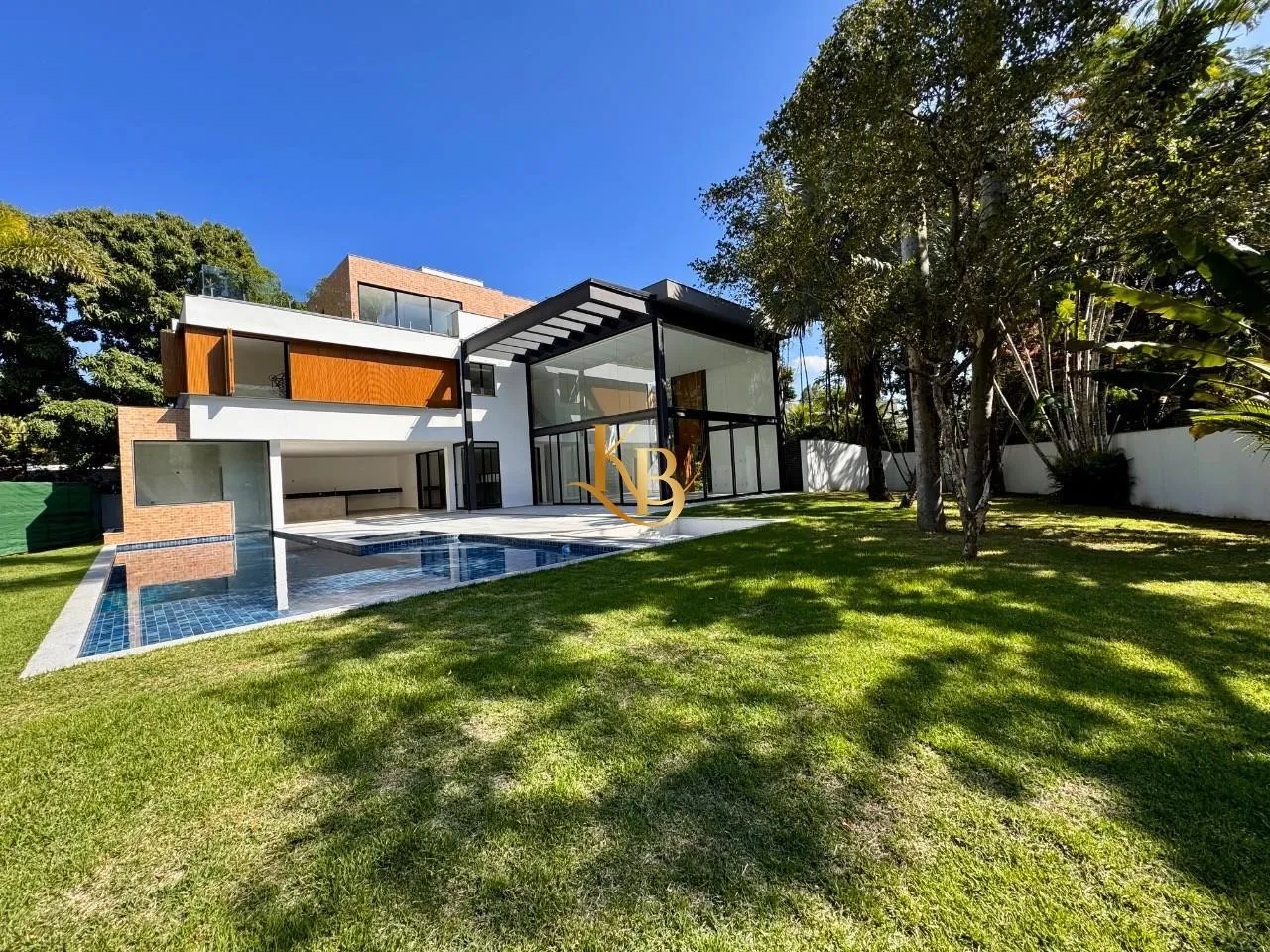 Casa com 5 quartos e área de piscina ao ar livre — photo 2