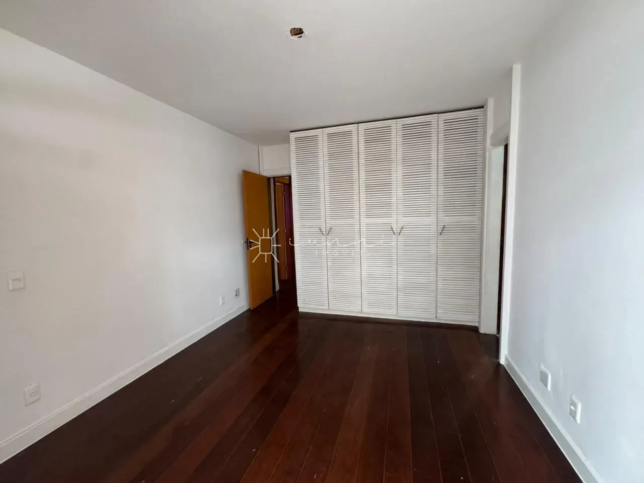 Wood or laminate floors in a 3-bedroom apartment, 140 m² — photo 10