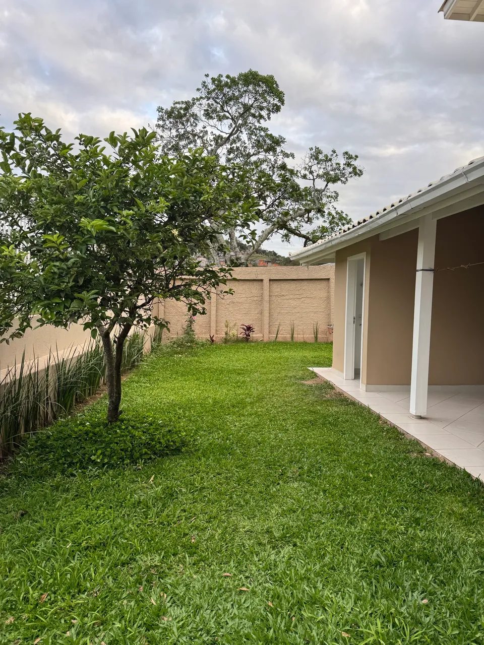 Unfurnished studio with no parking and glass shower