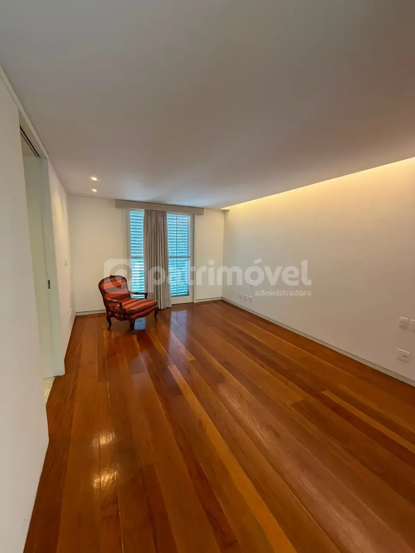 4-bedroom house with floor-to-ceiling windows — photo 54