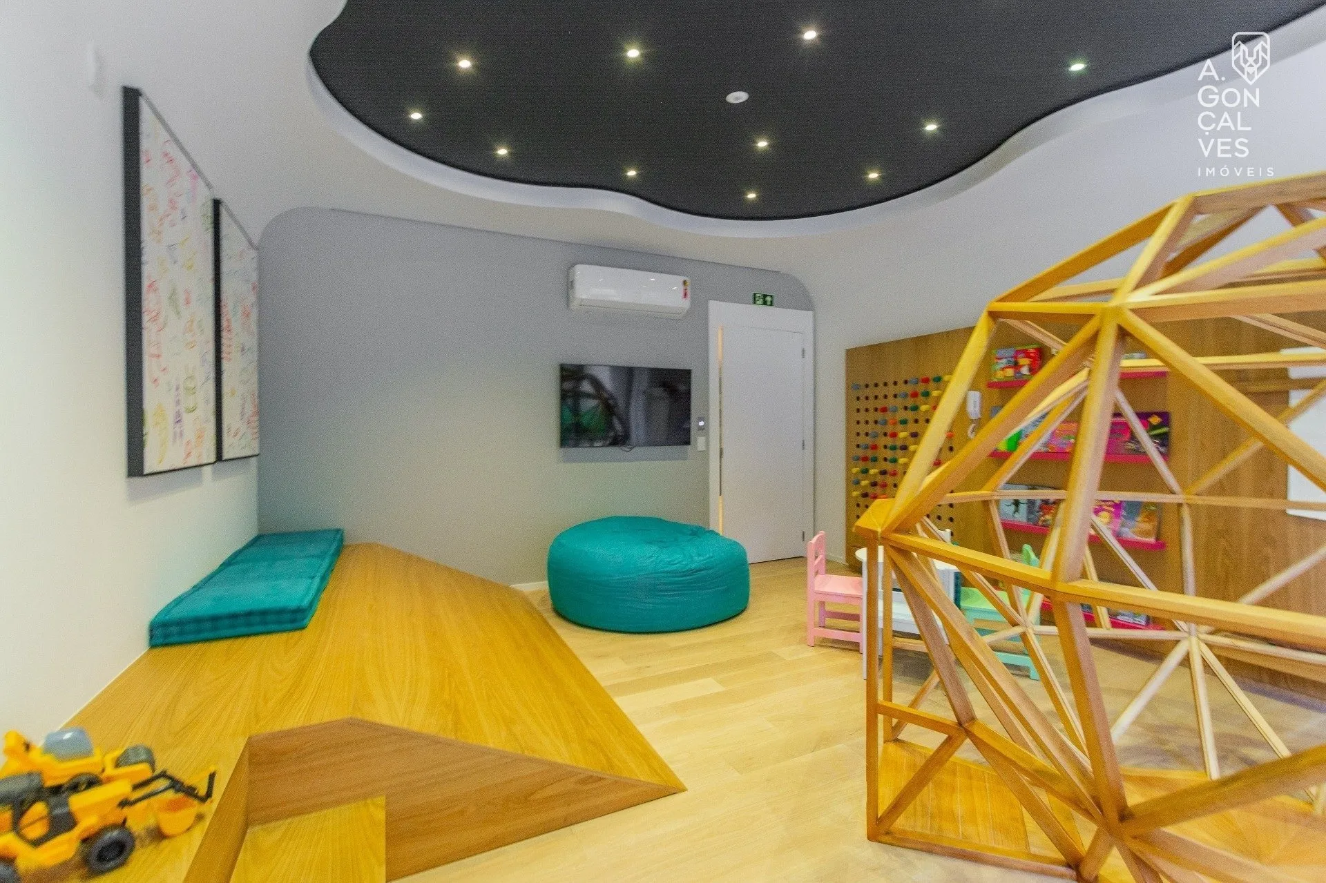 Furnished 223 m² apartment with 3 en-suites and 3 parking spots — photo 26
