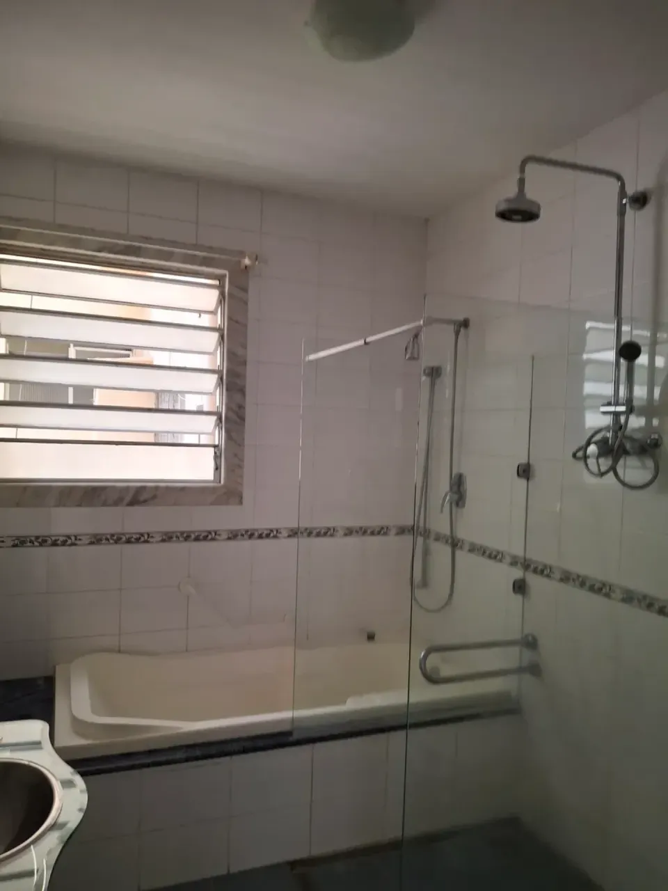 Unfurnished 3-bedroom apartment with 24-hour concierge — photo 2