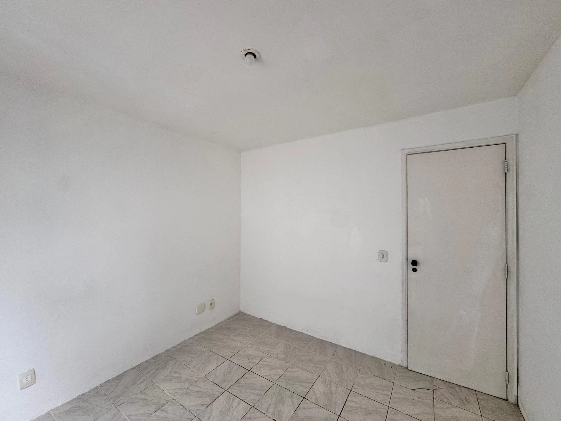3-bedroom apartment with a balcony and laundry area — photo 25