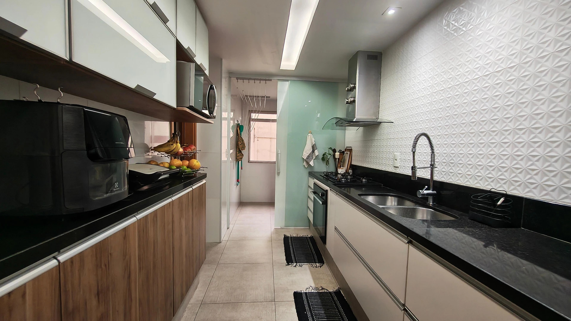 Furnished apartment, 160 m², with a glass-enclosed balcony — photo 13