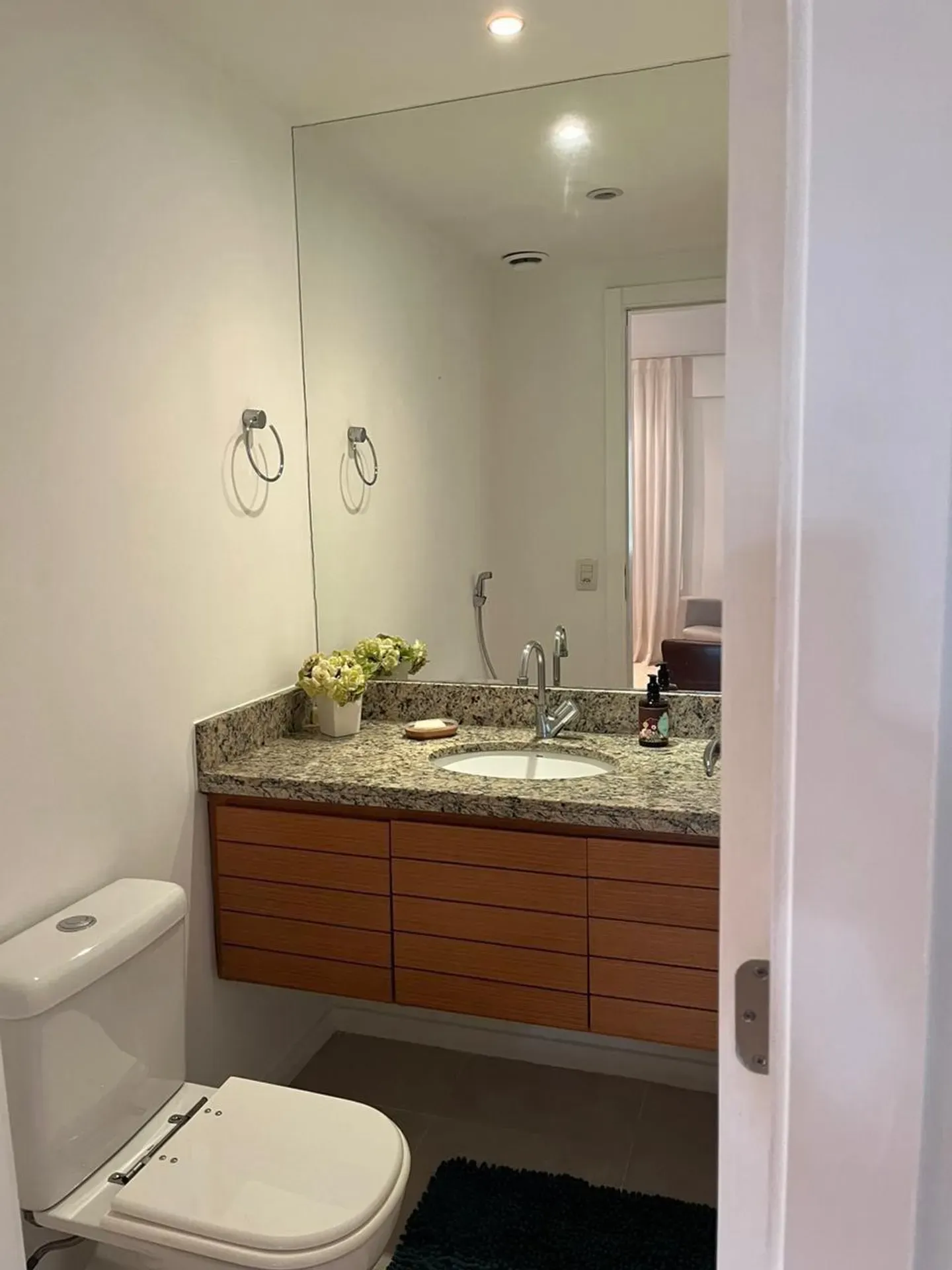 Furnished apartment with balcony, 4 bedrooms and 5 baths — photo 12