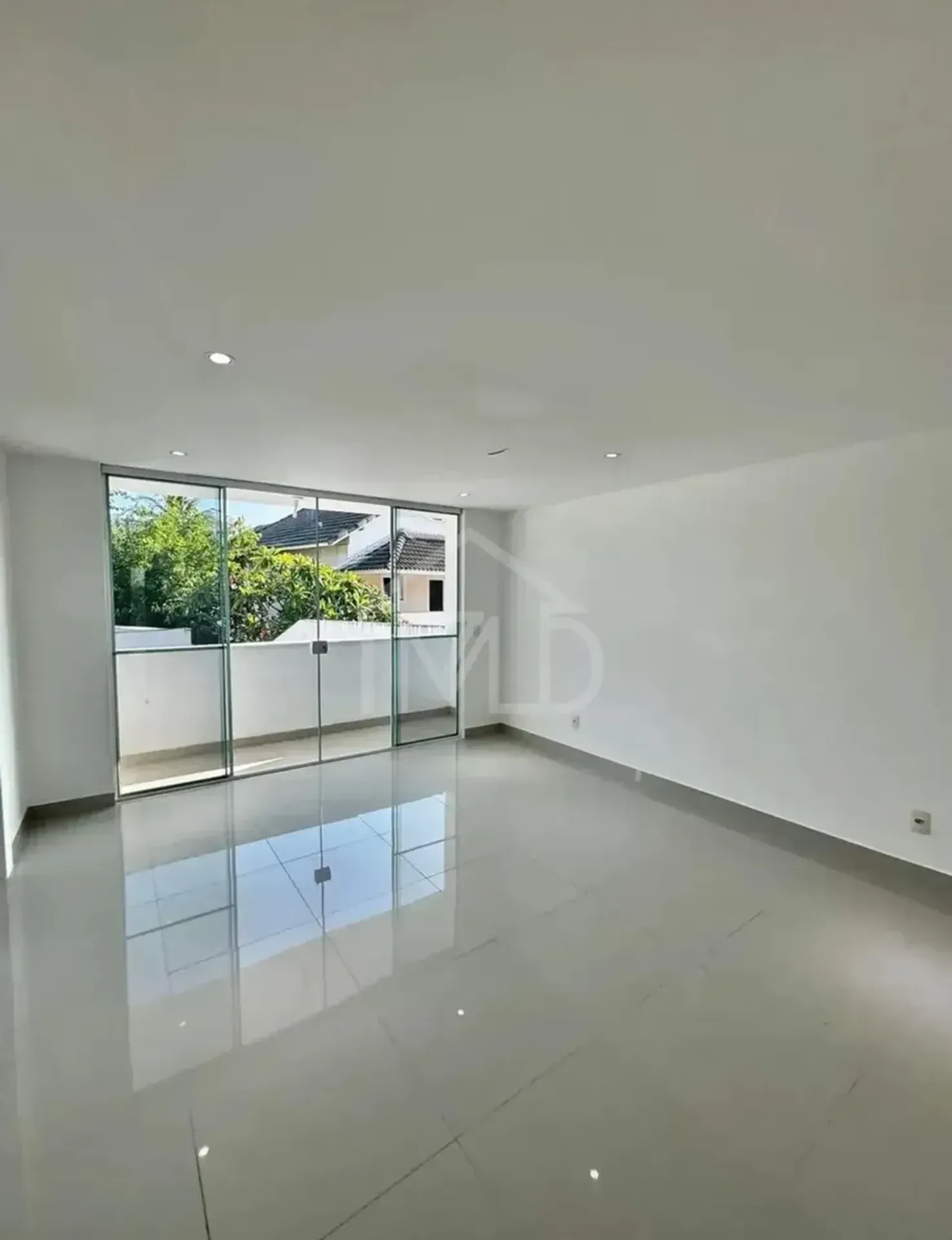 House with 5 bedrooms and floor-to-ceiling windows — photo 28