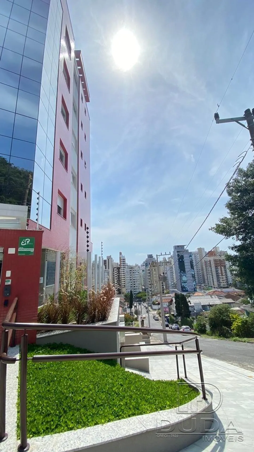 Balcony with a grill in a 2-bedroom apartment, 65 m² — photo 16