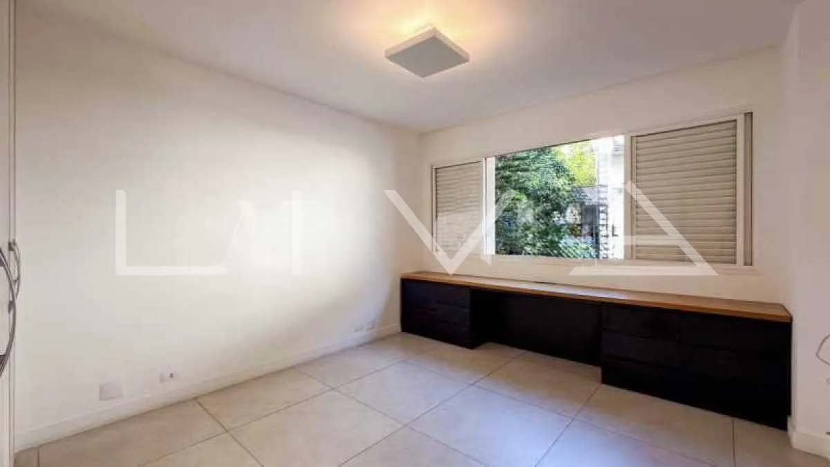 Furnished residential apartment with 4 en-suite bedrooms — photo 8