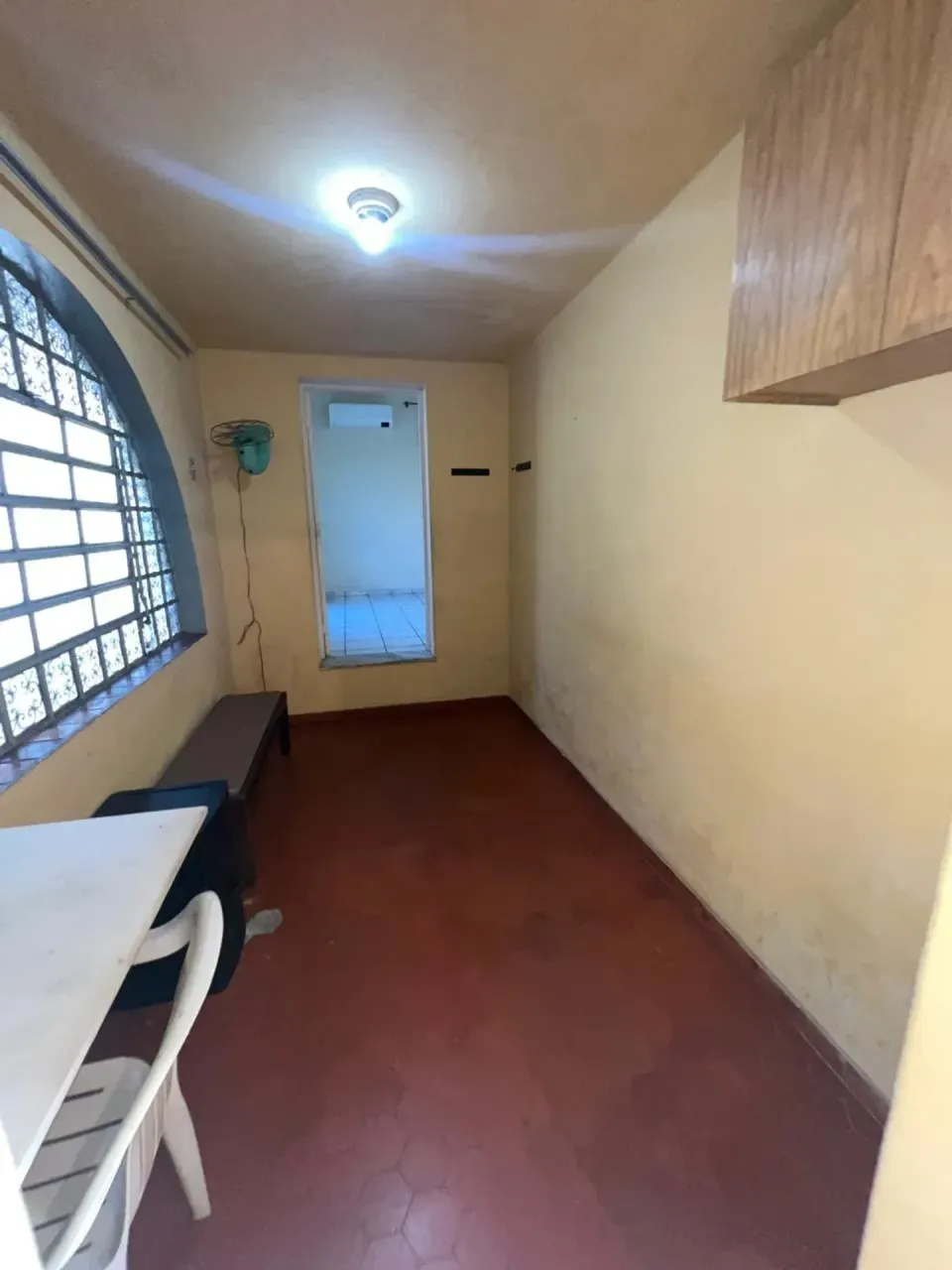 House with 4 bedrooms and a closed-off kitchen