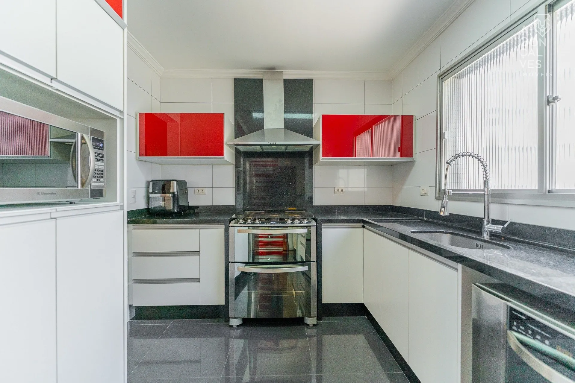 Furnished 219 m² apartment with 4 bedrooms and 2 parking spots — photo 16