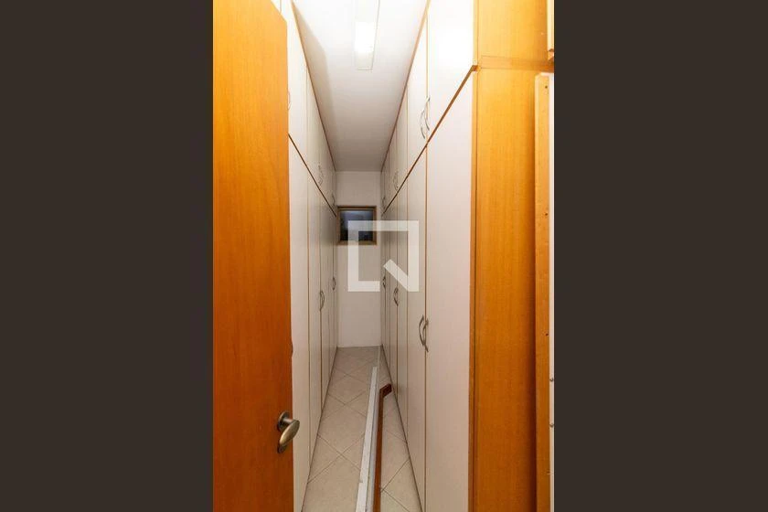 Квартира 244 м² с 4 спальнями и отдельной кухней — photo 44
