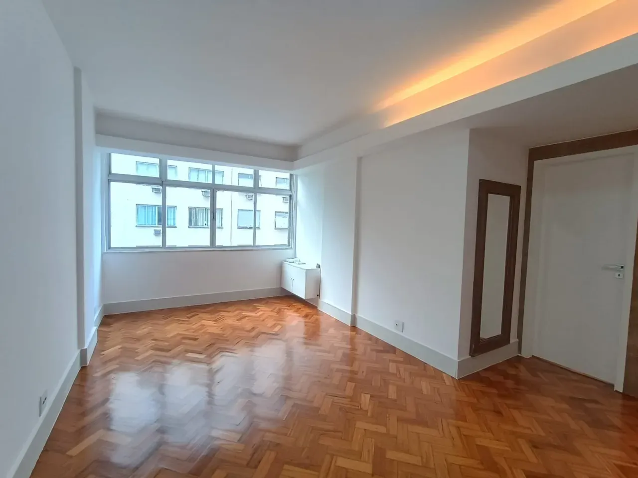 Apartment on the 6th floor with wood or laminate floors — photo 7