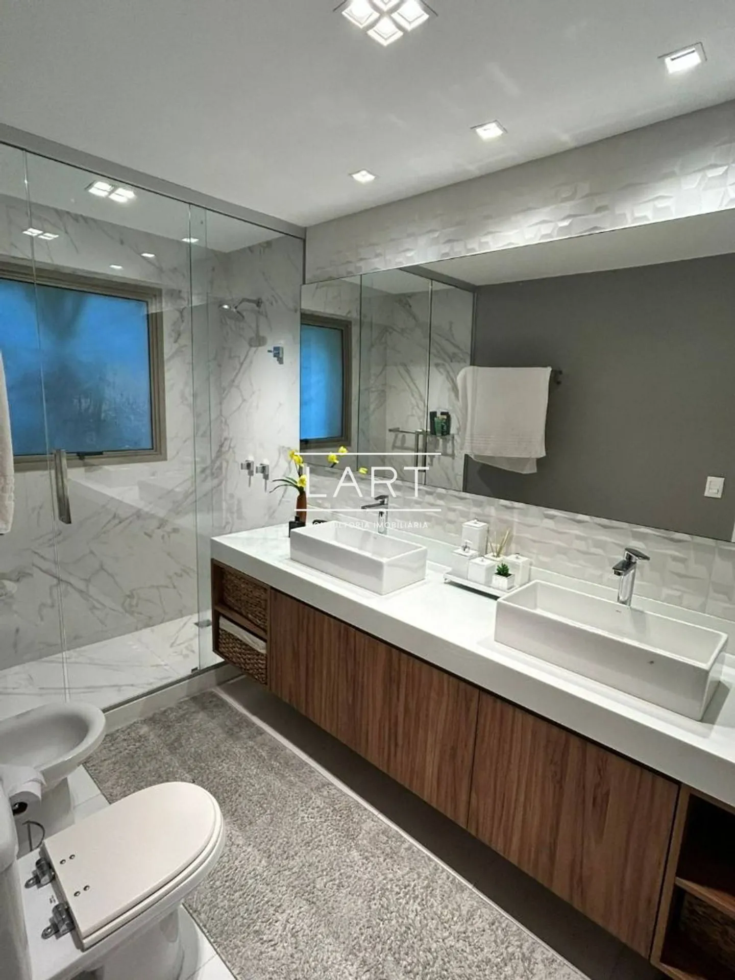 Apartment with 4 en-suite bedrooms and 260 m², glass balcony — photo 6