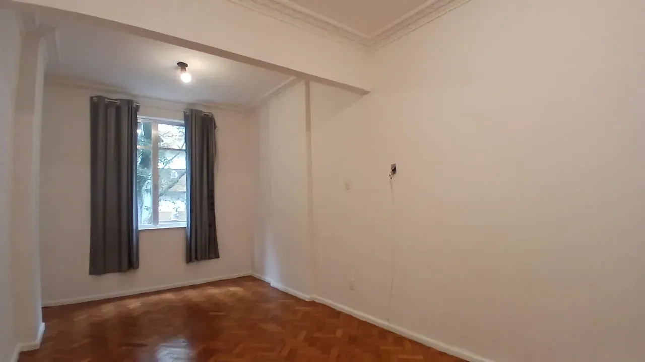 Studio on the 1st floor with wood or laminate floors — photo 3