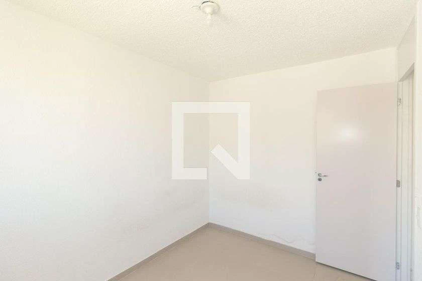 Minimal-style 2-bedroom apartment with ceramic floors — photo 15