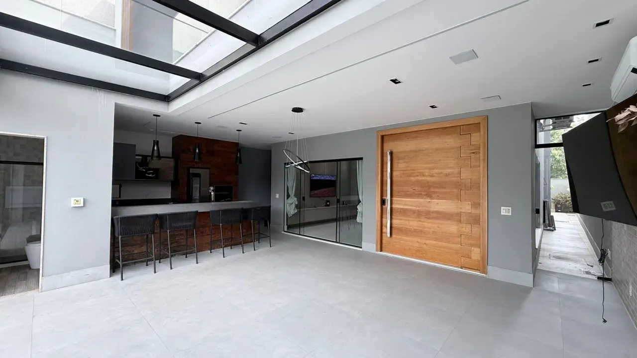 House with 6 bedrooms and an open kitchen with gas stove — photo 7