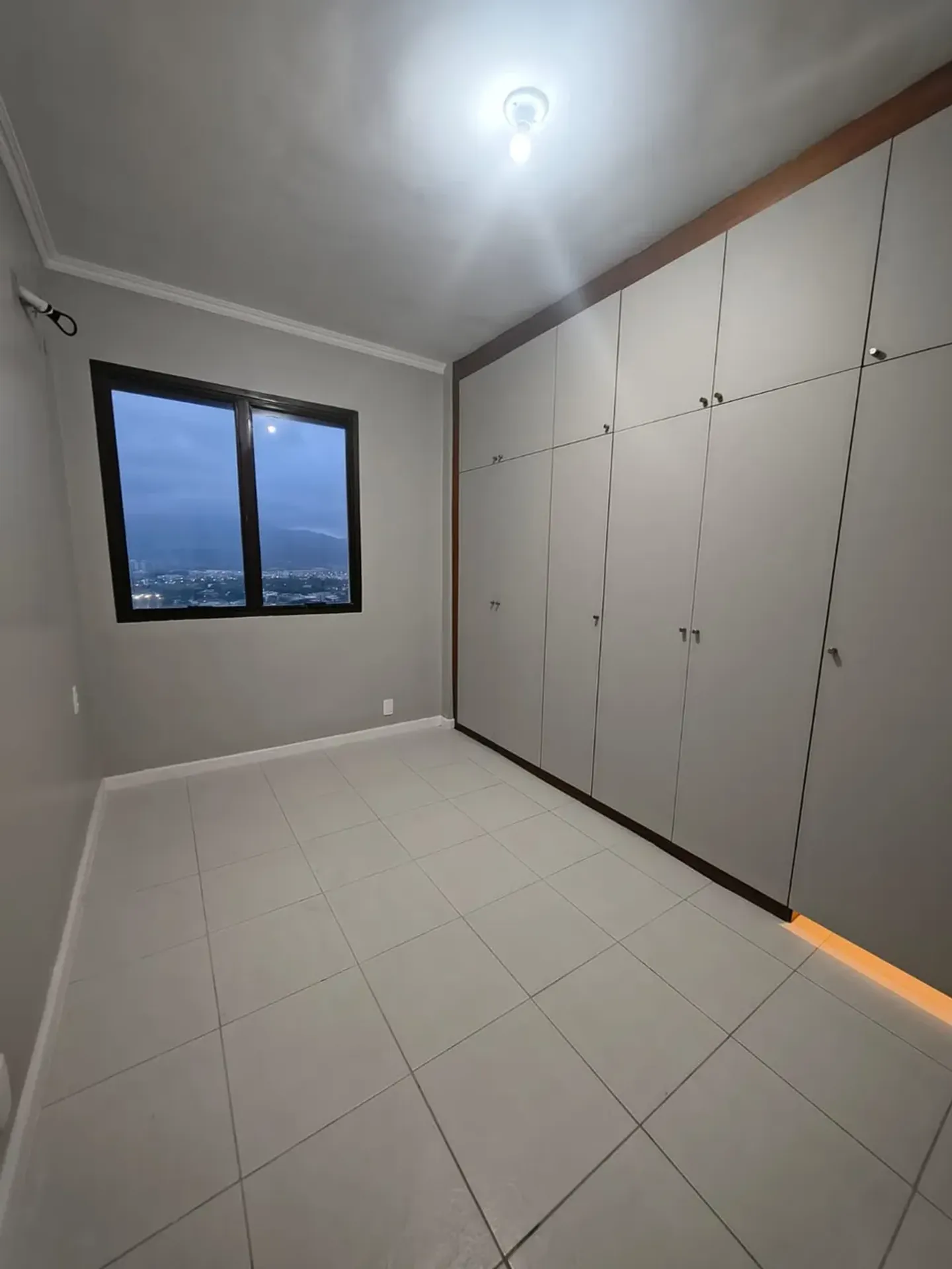 3-bedroom apartment with 3 bathrooms and glass balcony — photo 28