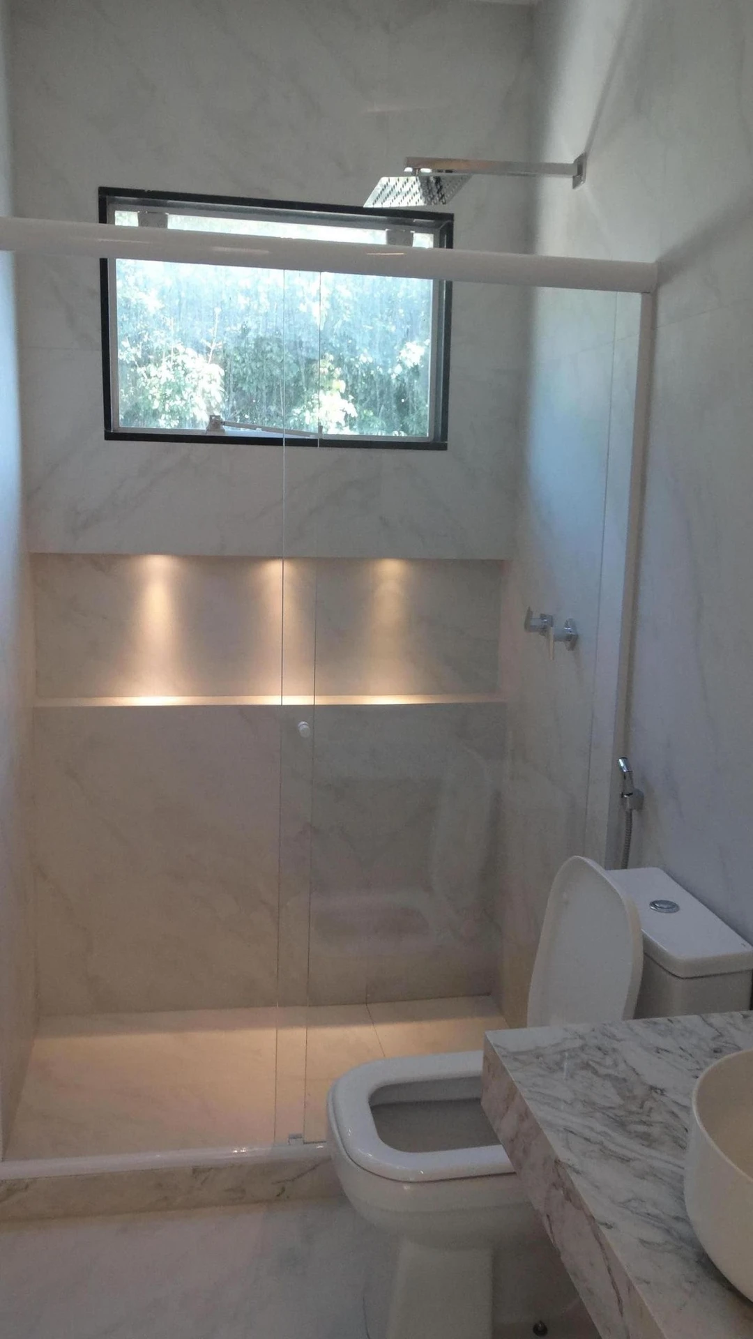 Casa de 384 m² com janelas do piso ao teto e varanda gourmet — photo 51