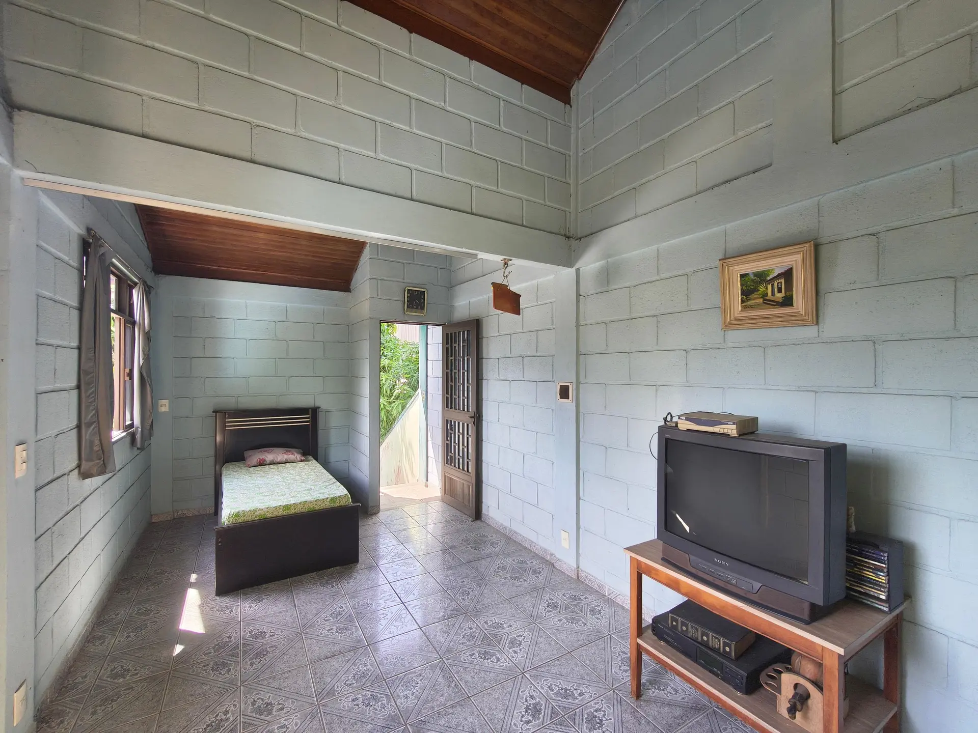 Unfurnished house with 1 bedroom and balcony with sink