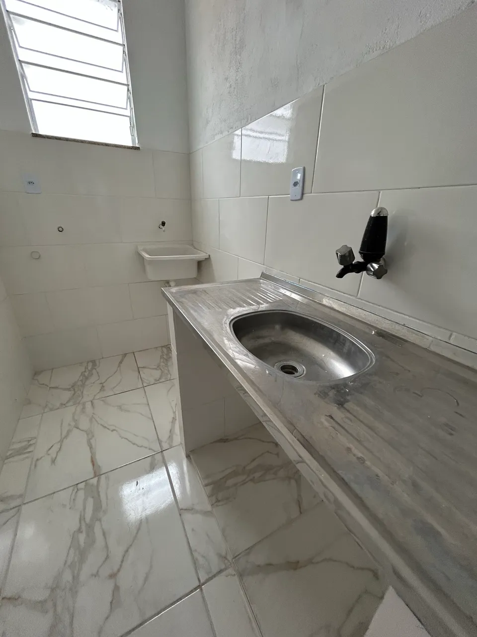 Kit amueblada con cocina cerrada a gas y zona de lavado