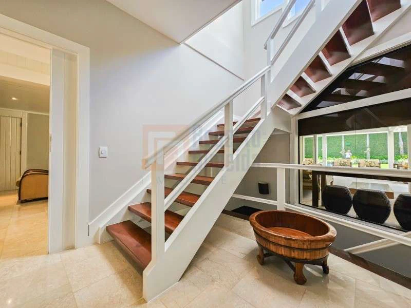 832 m² house with 6 bedrooms and an open-plan kitchen — photo 23